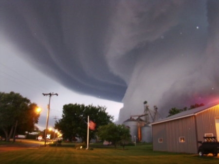 http://i.i.com.com/cnwk.1d/i/tim2/2013/05/20/tornado03_1_620x350.jpg