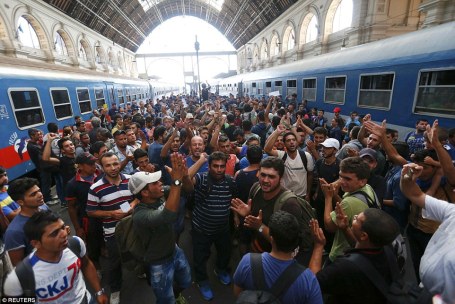 migrants_at_Budapest_station